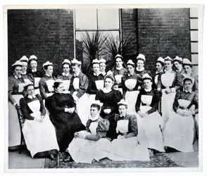 Miss Gordon, Miss Crossland und zwanzig Krankenschwestern und Schwestern